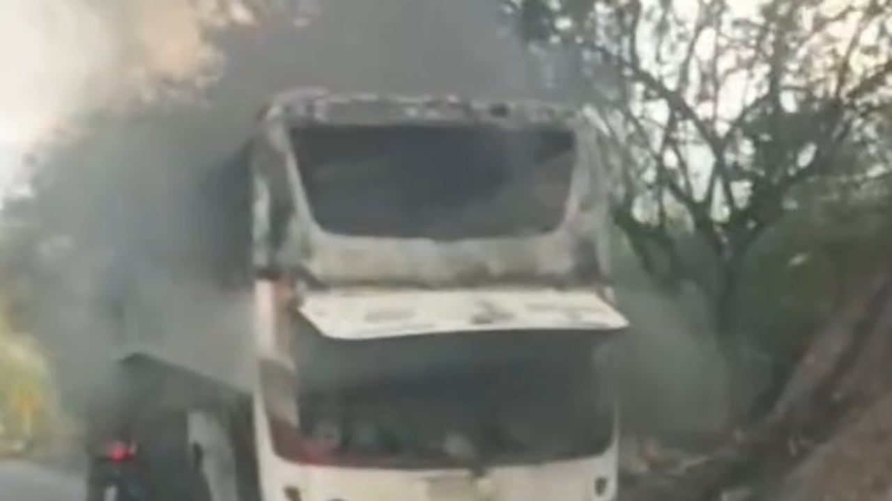 El bus cubría la ruta Pasto Popayán cuando se presentó la falla que al parecer causó la conflagración.