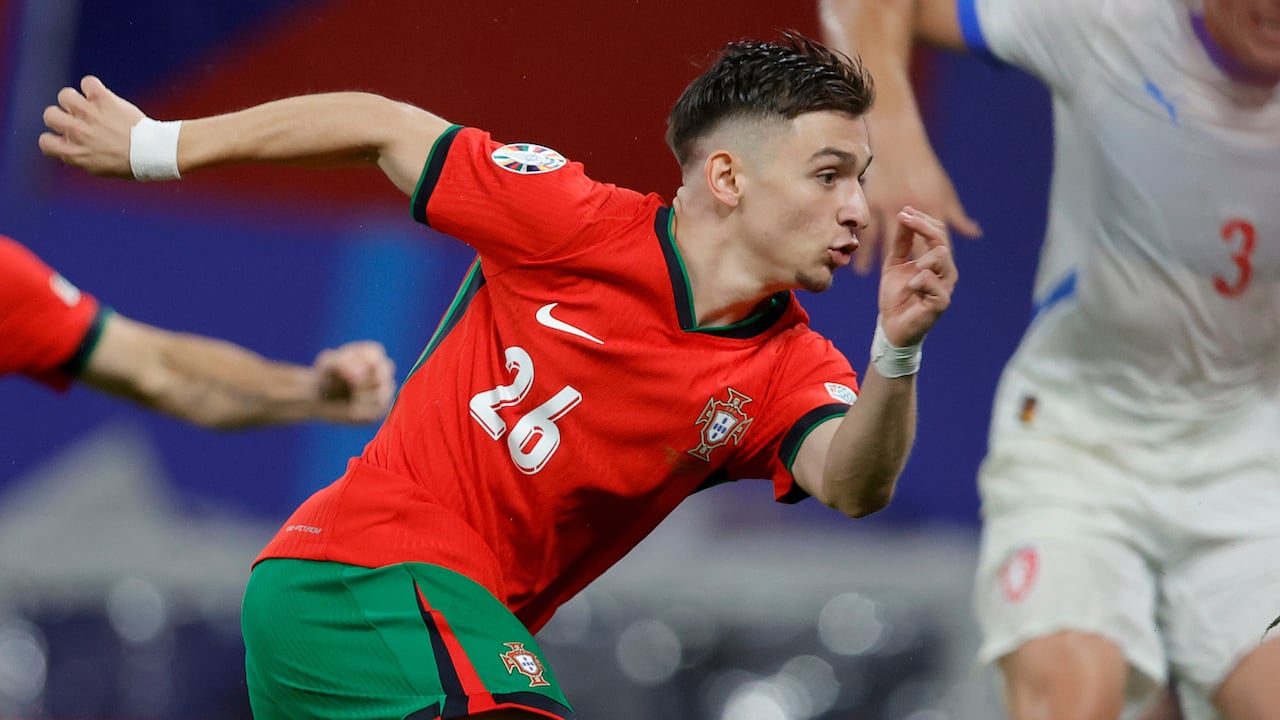 Francisco Conceição celebra de manera eufórica su gol con Portugal ante República Checa.