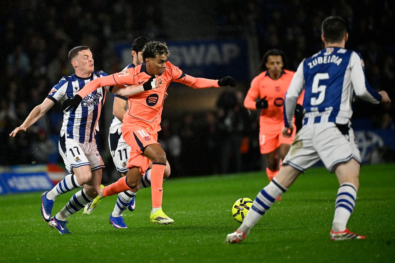El delantero español #17 de la Real Sociedad, Sergio Gómez, y el delantero español #10 del Barcelona, Lamine Yamal, luchan por el balón durante el partido de fútbol de la liga española entre la Real Sociedad y el FC Barcelona en el Estadio de Anoeta en San Sebastián el 18 de enero de 2026. (Foto de ANDER GILLENEA / AFP)