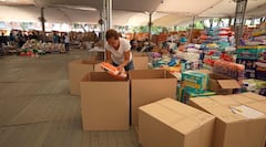 El número de voluntarios se redujo de cerca de 1.100 personas diarias durante los primeros días a unas 350 actualmente, por lo que quienes permanecen en el centro hacen un llamado a la ciudadanía a sumarse.