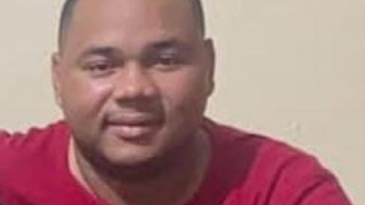 Ciro Davir Paz Banguero de 31 años, es la víctima de los hechos registrados dentro de una casa en el barrio Ciudad Córdoba en medio de una fiesta familiar en la noche del pasado sábado, cuando, según información preliminar conocida sobre el hecho; un sujeto armado ingresó a la residencia y disparó en varias oportunidades contra la víctima.