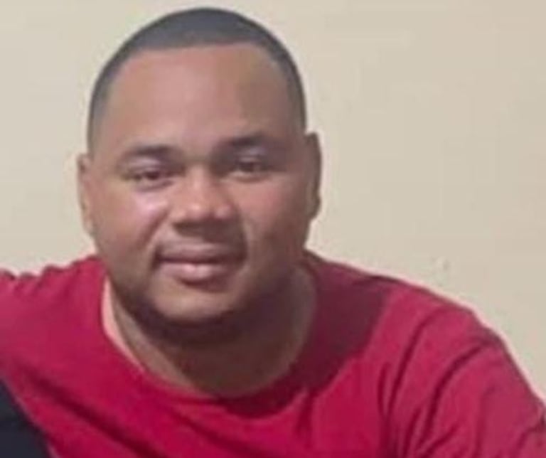 Ciro Davir Paz Banguero de 31 años, es la víctima de los hechos registrados dentro de una casa en el barrio Ciudad Córdoba en medio de una fiesta familiar en la noche del pasado sábado, cuando, según información preliminar conocida sobre el hecho; un sujeto armado ingresó a la residencia y disparó en varias oportunidades contra la víctima.