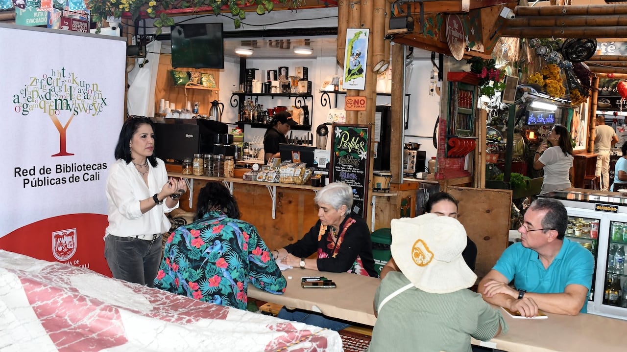 Cali: Festival Internacional de Poesía de Cali. De Alameda para Cali, ¡ que todo el mundo te escriba !, jornada de escritura y declamación en la galería. Foto José L Guzmán. El País