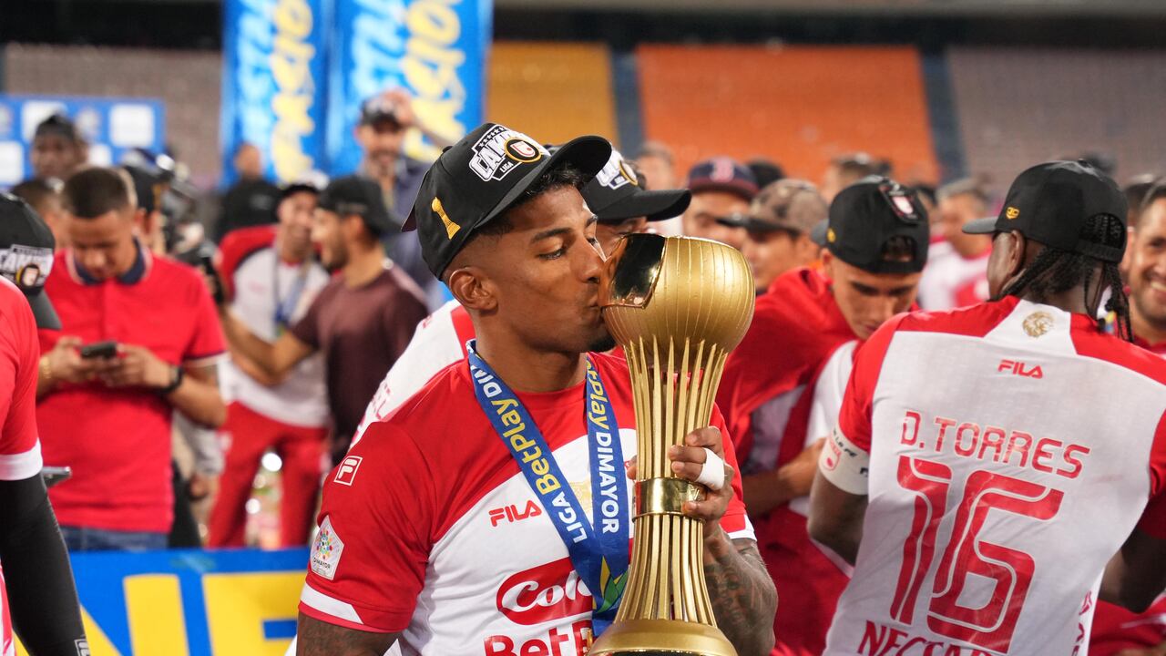 Harold Mosquera besando el trofeo de la Liga Betplay