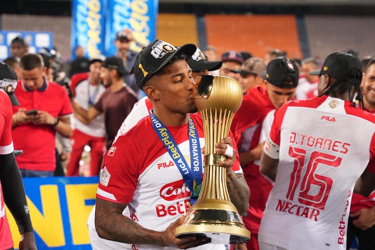 Harold Mosquera besando el trofeo de la Liga Betplay