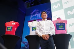 Nairo Quintana con las camisetas más importantes que conquistó en su carrera con el Movistar Team.