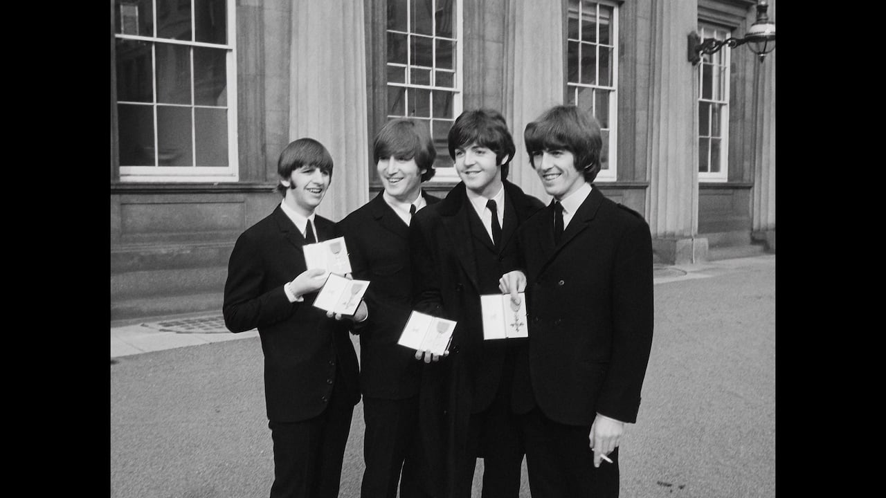 Los Beatles en el Palacio de Buckingham el 26 de octubre de 1965 recibiendo sus MBE. Tanto Paul como Ringo fueron nombrados caballeros. © 2025 Apple Corps Ltd. / cortesía Disney+