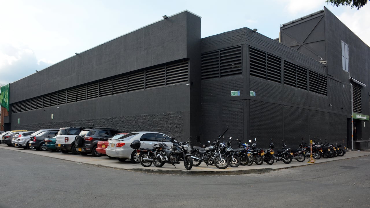 Residentes de una zona residencial al sur de la ciudad denuncian que un supermercado de cadena reconocido tomó los andenes peatonales para parqueo de vehículos.