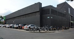 Residentes de una zona residencial al sur de la ciudad denuncian que un supermercado de cadena reconocido tomó los andenes peatonales para parqueo de vehículos.