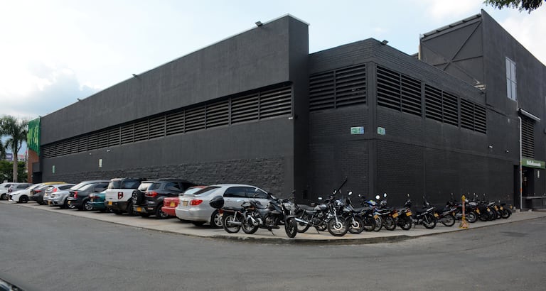 Residentes de una zona residencial al sur de la ciudad denuncian que un supermercado de cadena reconocido tomó los andenes peatonales para parqueo de vehículos.