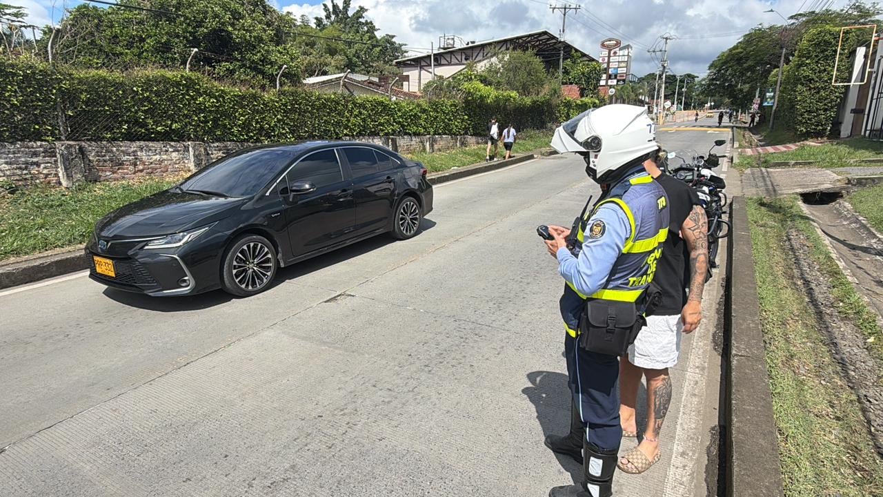 Agentes de tránsito realizan controles en el sector de Pance, donde varios ciudadanos sacaron sus carros y fueron sancionados.