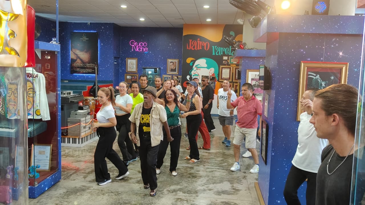 La agenda incluyó una clase gratuita de salsa, espacio que llenó el salón principal del museo con asistentes.