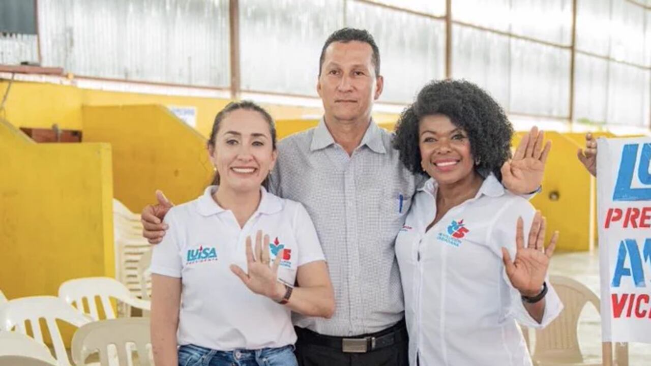 Pedro Briones (centro) fue asesinado en Ecuador.