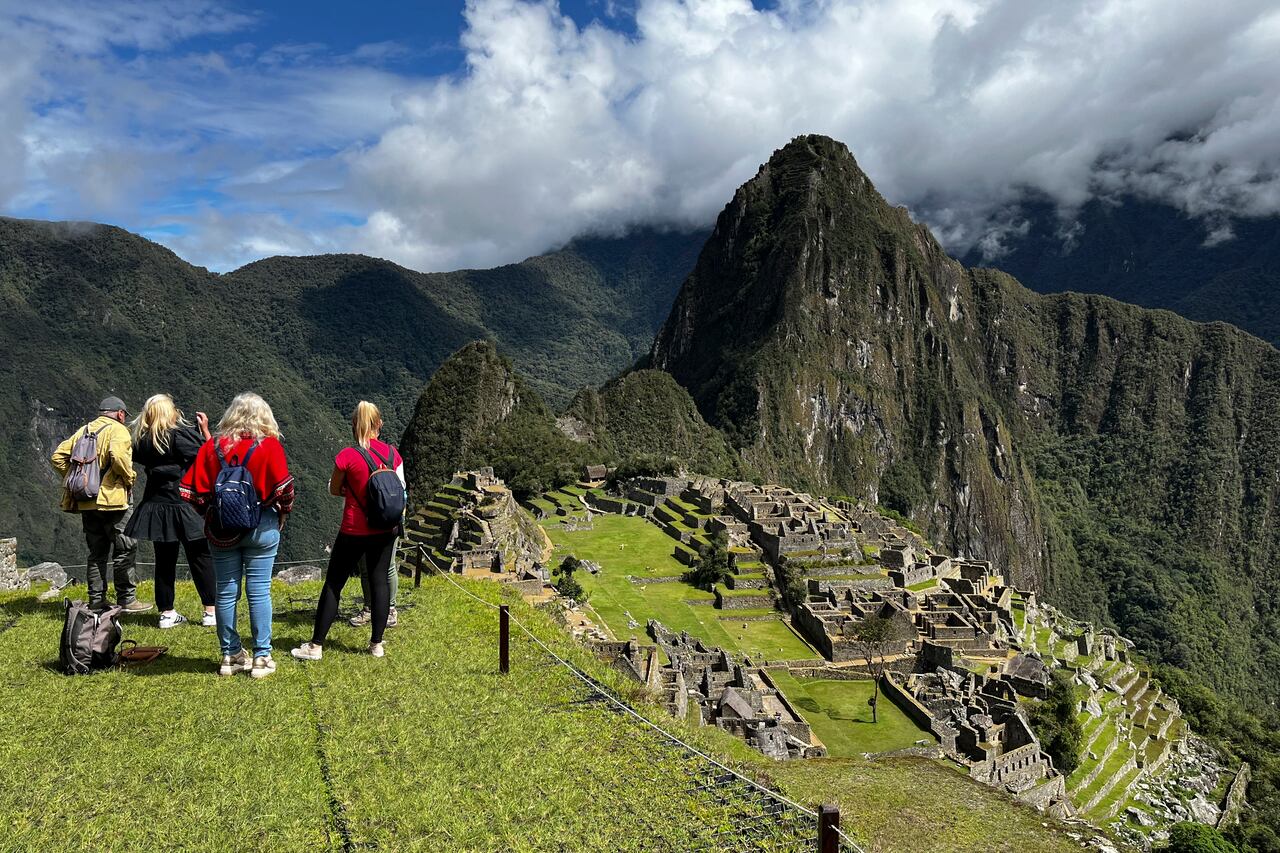 Turistas visitan las antiguas ruinas incas de Machu Picchu, en el valle de Urubamba.