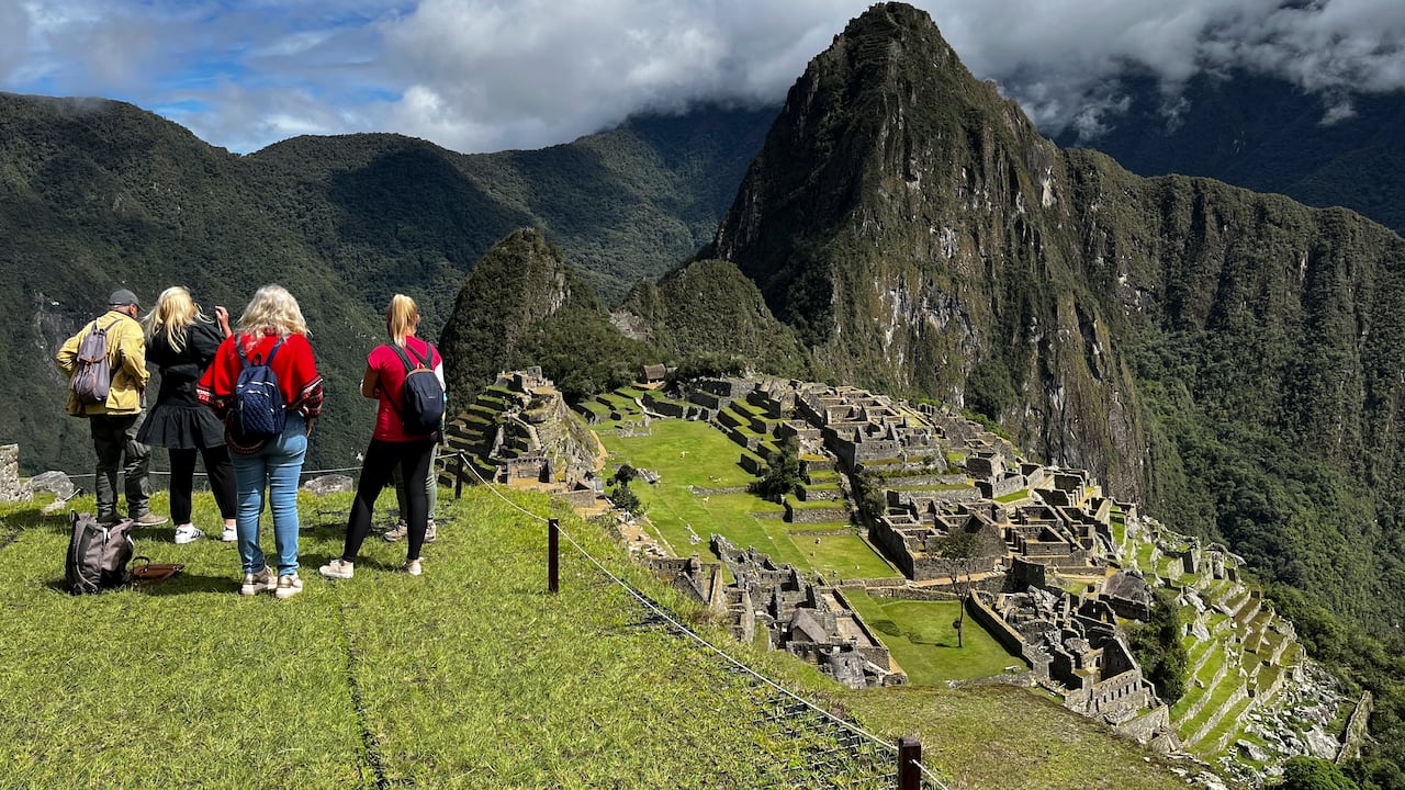 Turistas visitan las antiguas ruinas incas de Machu Picchu, en el valle de Urubamba.