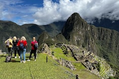 Turistas visitan las antiguas ruinas incas de Machu Picchu, en el valle de Urubamba.