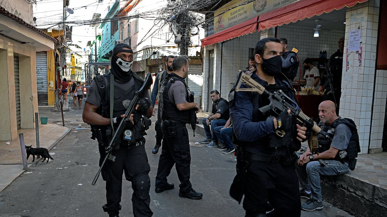 Miembros de la Policía Civil de Brasil se toman una favela en Rio de Janeiro. (Photo by Carl DE SOUZA / AFP)