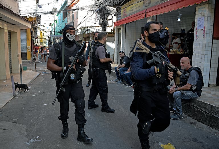 Miembros de la Policía Civil de Brasil se toman una favela en Rio de Janeiro. (Photo by Carl DE SOUZA / AFP)