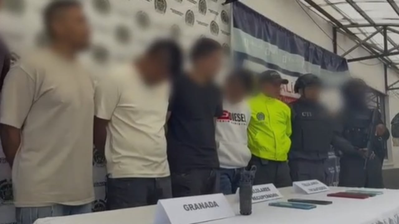 Agentes de la Sijín y el Goes exhiben las dos motocicletas recuperadas durante los allanamientos en los barrios Valle del Ortigal y Las Garzas, vehículos que fueron sustraídos mediante atraco y devueltos a sus legítimos dueños tras el desmantelamiento de la banda criminal.