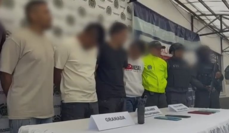 Agentes de la Sijín y el Goes exhiben las dos motocicletas recuperadas durante los allanamientos en los barrios Valle del Ortigal y Las Garzas, vehículos que fueron sustraídos mediante atraco y devueltos a sus legítimos dueños tras el desmantelamiento de la banda criminal.