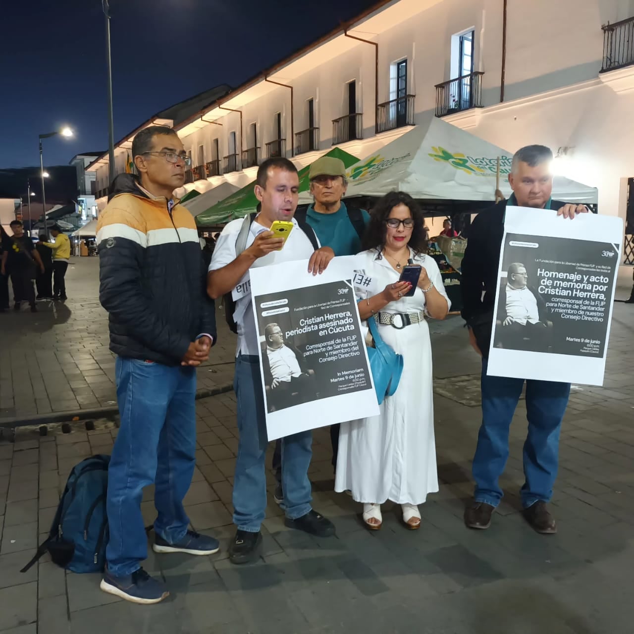 Comunicadores y ciudadanos se congregaron en el parque Caldas de Popayán para rechazar el asesinato del periodista Cristian Herrera y exigir garantías para el ejercicio de la prensa en Colombia.