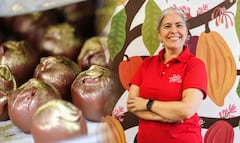 María del Carmen Terán, fundadora de Chocolates Santa Teresa, lidera el nuevo Centro de Experiencia de Cacao y Chocolate, un espacio que busca acercar a los visitantes a la cultura y el origen del cacao colombiano.