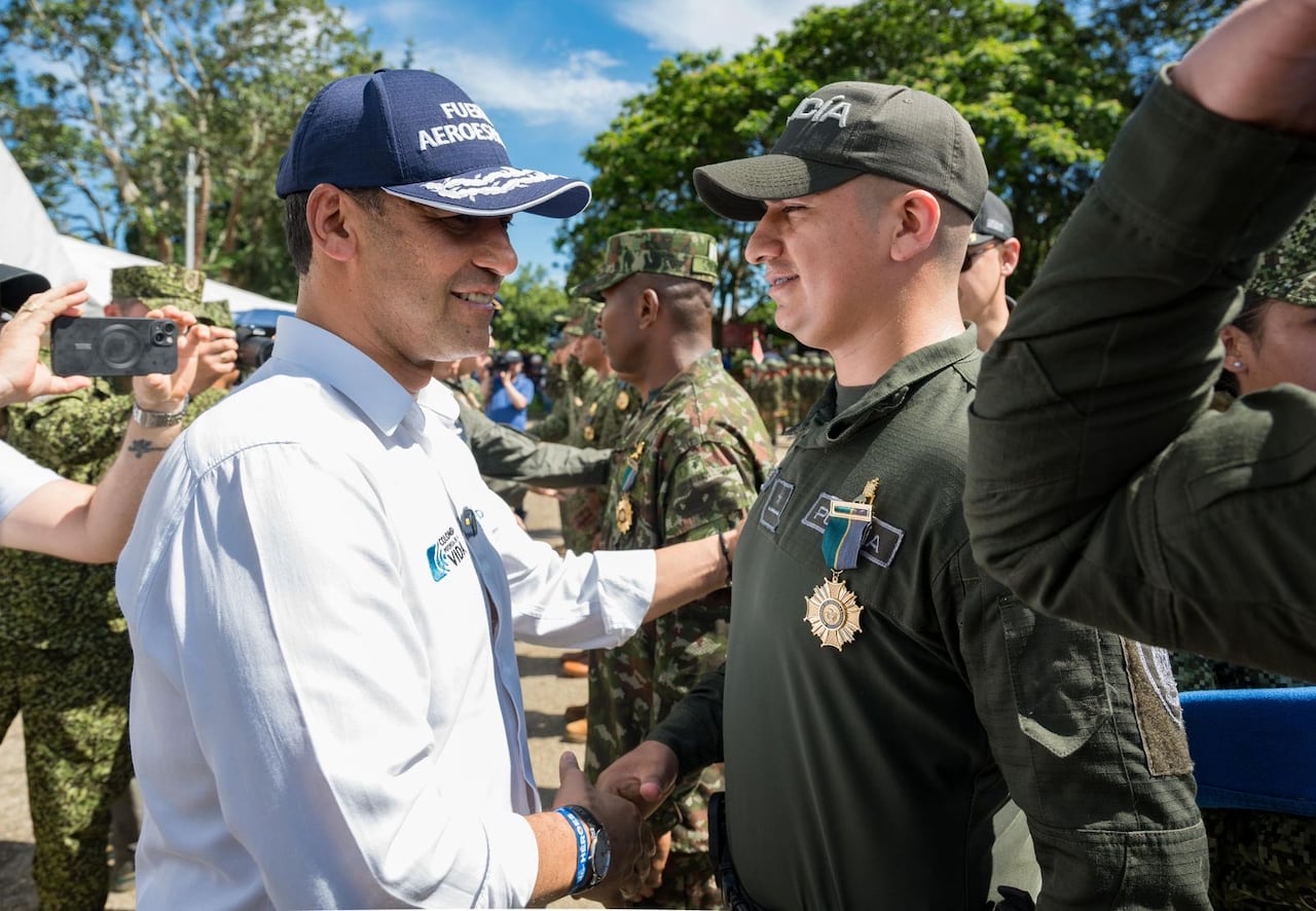 El ministro de Defensa, Pedro Sánchez Suárez, lideró una jornada de reconocimiento en el municipio de Puerto Leguízamo, en agradecimiento a la comunidad por su participación en el rescate de militares tras el accidente de un avión Hércules ocurrido el pasado 23 de marzo.