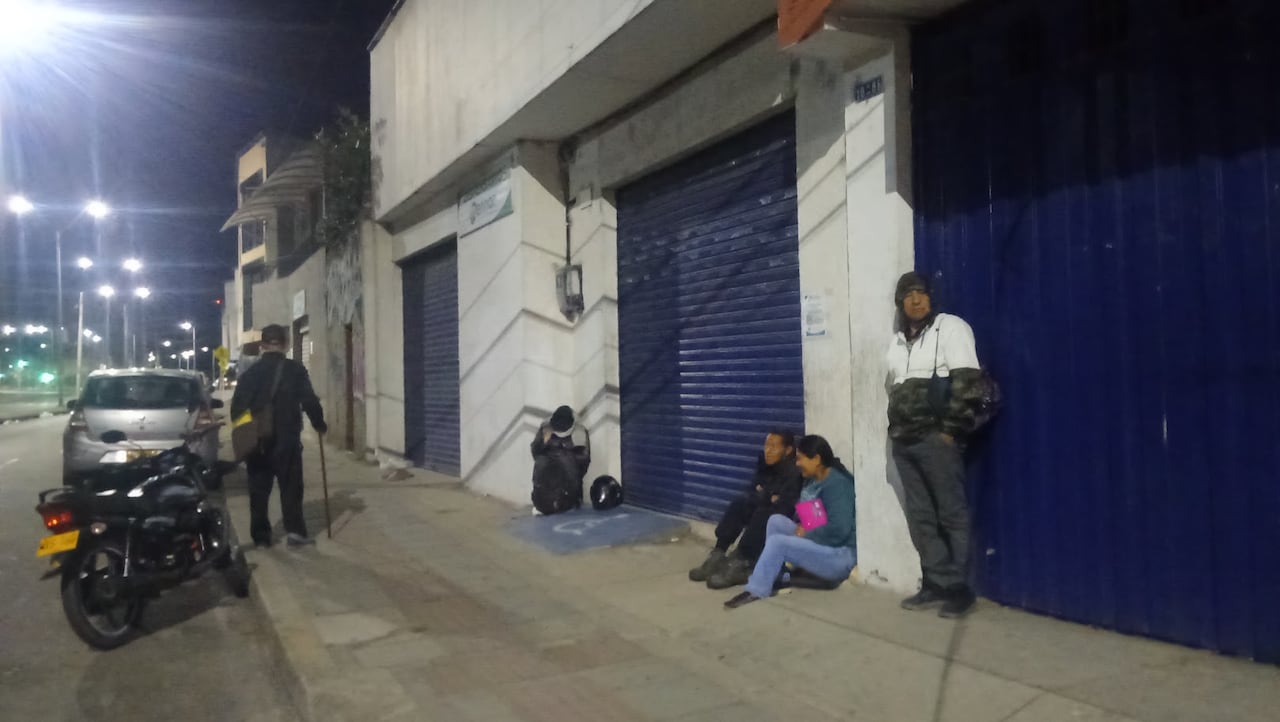 Usuarios de la Nueva EPS en Popayán llegan desde las 3:30 a. m. a los dispensarios de Mennar, enfrentando el frío y la inseguridad para intentar reclamar medicamentos que, en muchos casos, no les son entregados.