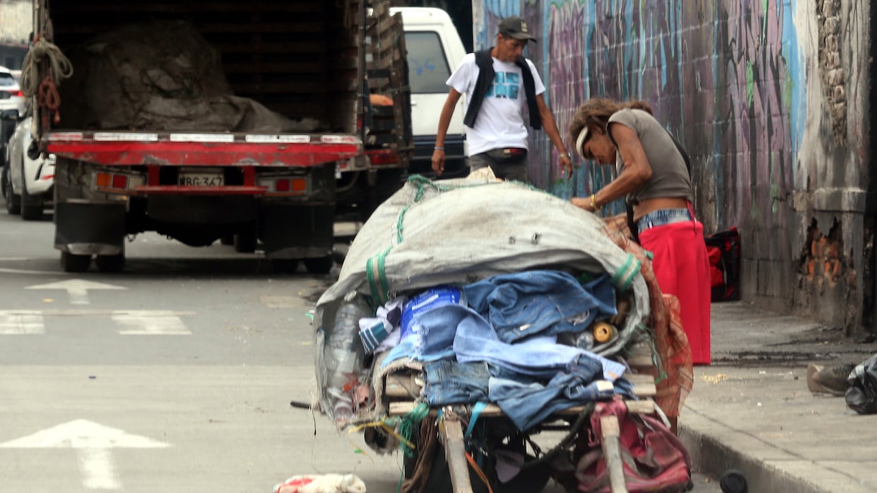 El País denuncia, los vecinos del barrio Bretaña se quejan por la llegada de habitantes de calle a su barrio lo que ha aumentado la inseguridad y las basuras en el sector.