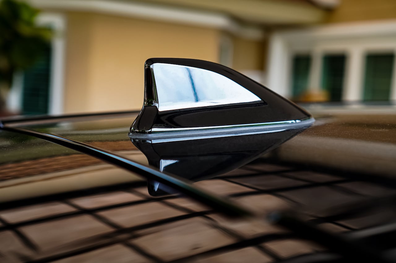 A menudo pasada por alto, la antena del automóvil es una parte esencial del sistema de comunicación y entretenimiento del vehículo.