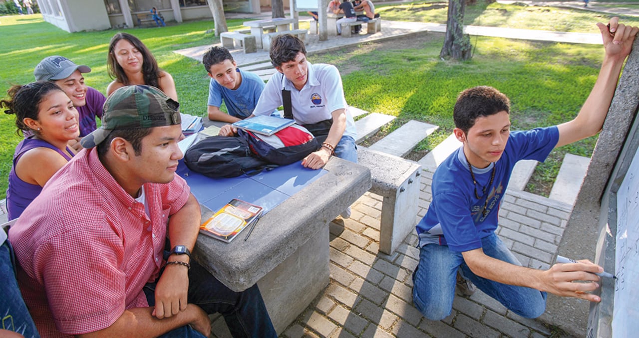 Únicamente, dos de cada diez jóvenes que entran a la universidad terminan sus estudios, según el Ministerio de Educación Nacional.