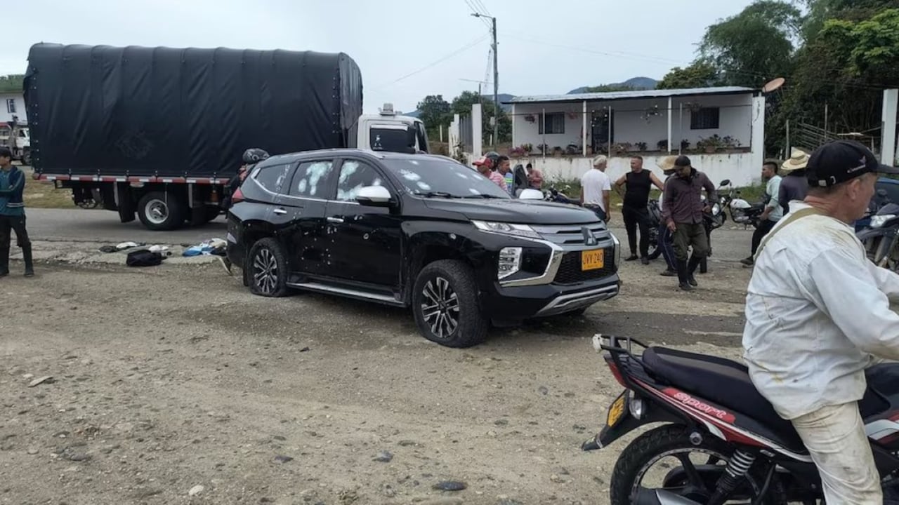 La camioneta en la que se desplazaba Sebastián Murillo fue atacada por grupos armados ilegales.