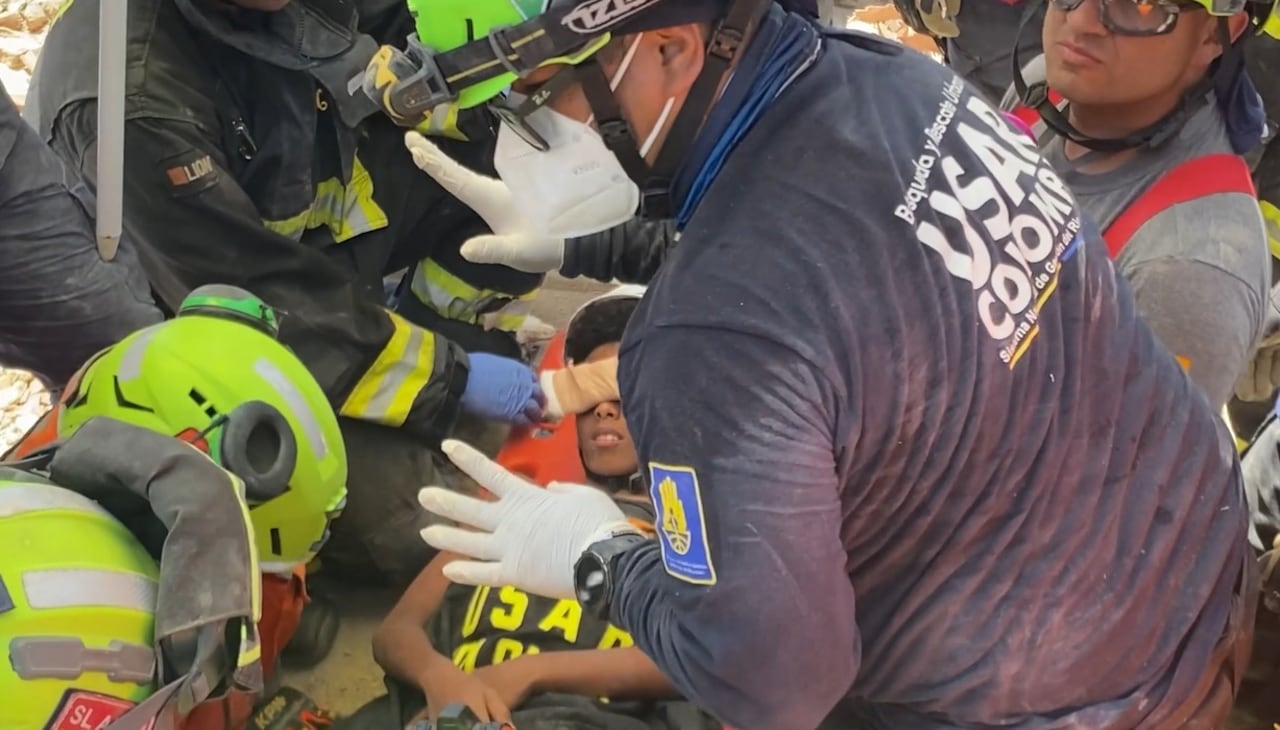 El rescate de Moisés, un niño de 11 años localizado con vida por el equipo colombiano USAR COL-1 en La Guaira, Venezuela, se convirtió en el primer salvamento exitoso de la misión humanitaria desplegada por Colombia tras los terremotos en Venezuela.