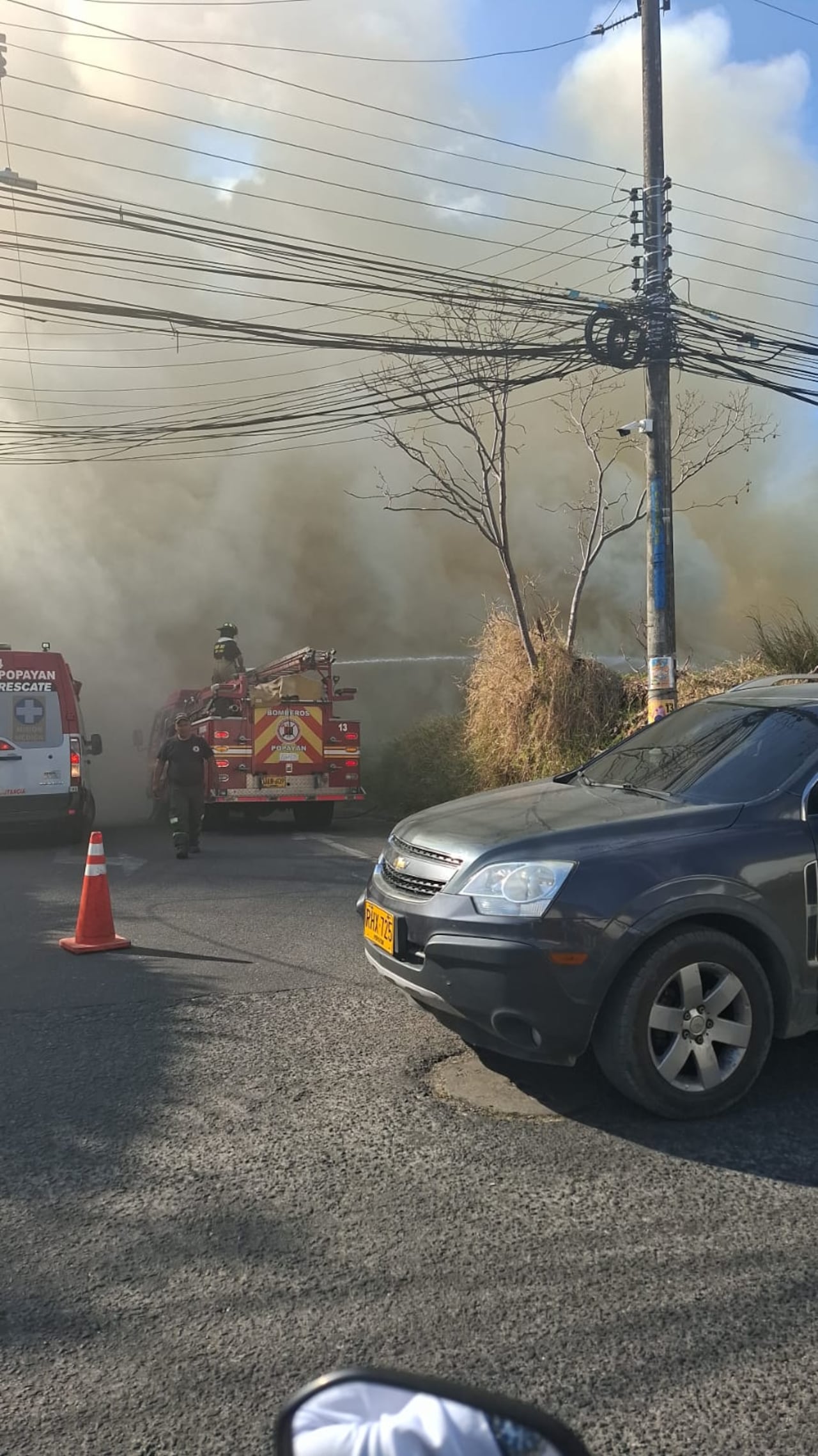 Un pequeño foco puede convertirse rápidamente en una tragedia ambiental. Las autoridades hacen un llamado urgente a la ciudadanía en Arboleda, Nariño, y demás municipios afectados, para evitar las mal llamadas 'quemas controladas' y reportar de inmediato cualquier columna de humo a las líneas de emergencia 119 ó línea 123.