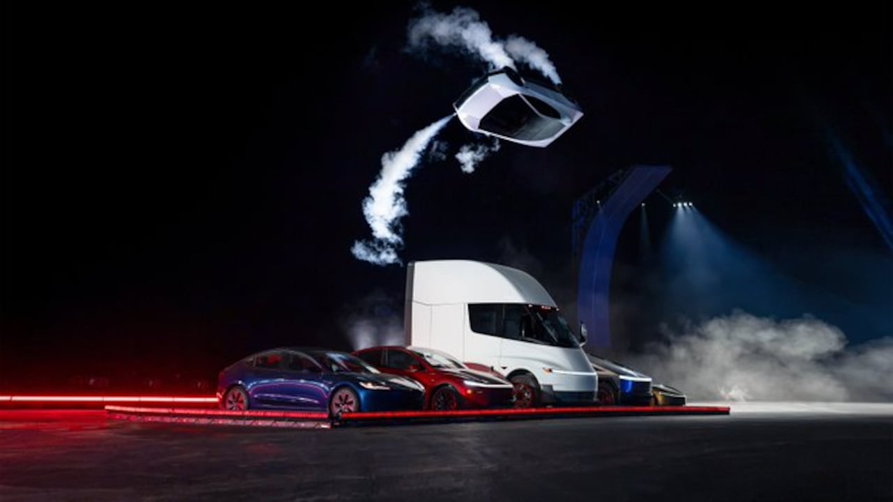Elon Musk presenta el Tesla Roadster: promete acelerar en menos de un segundo y realizar maniobras aéreas