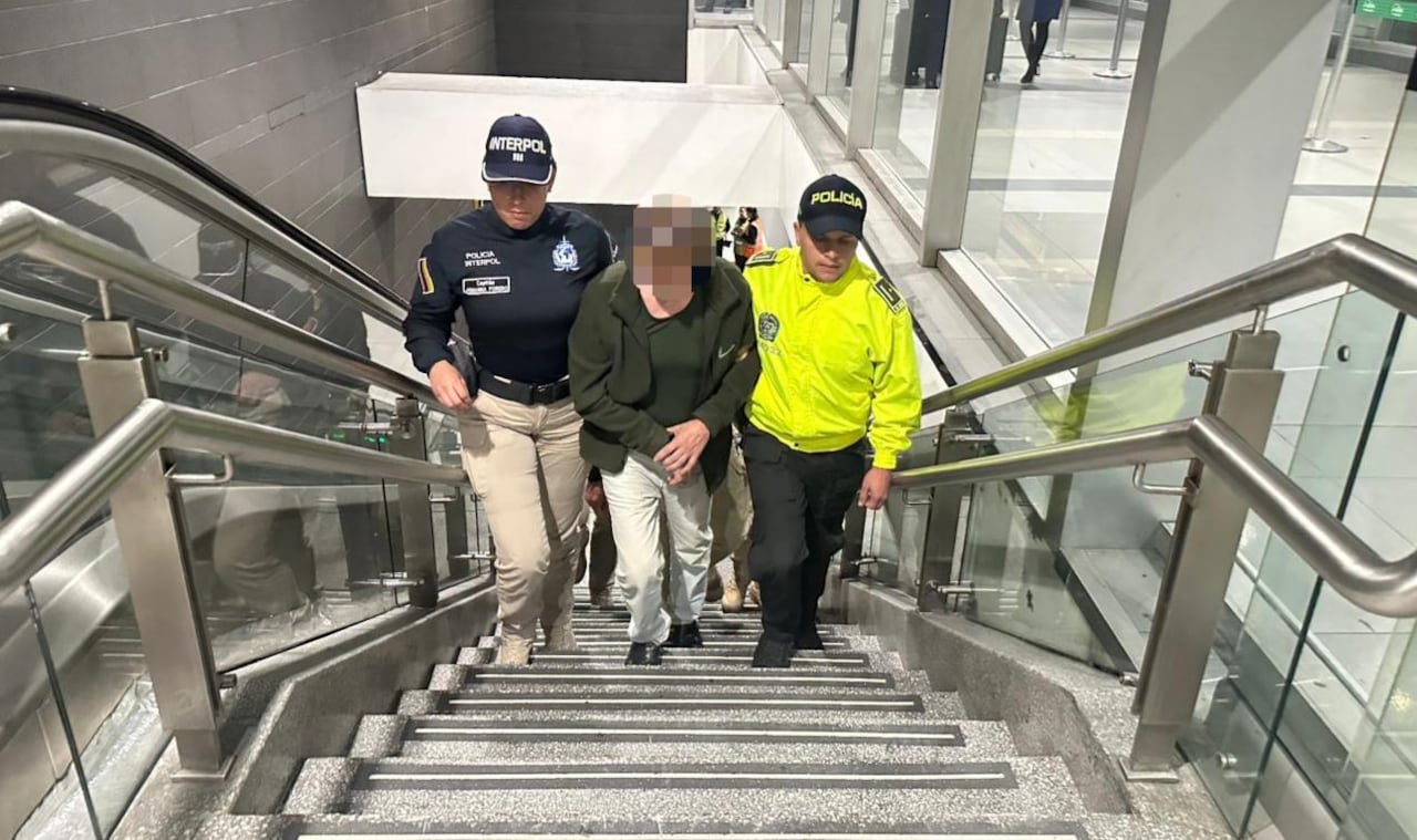 Agentes de Interpol y la Policía con el Monstruo de Latinoamérica.