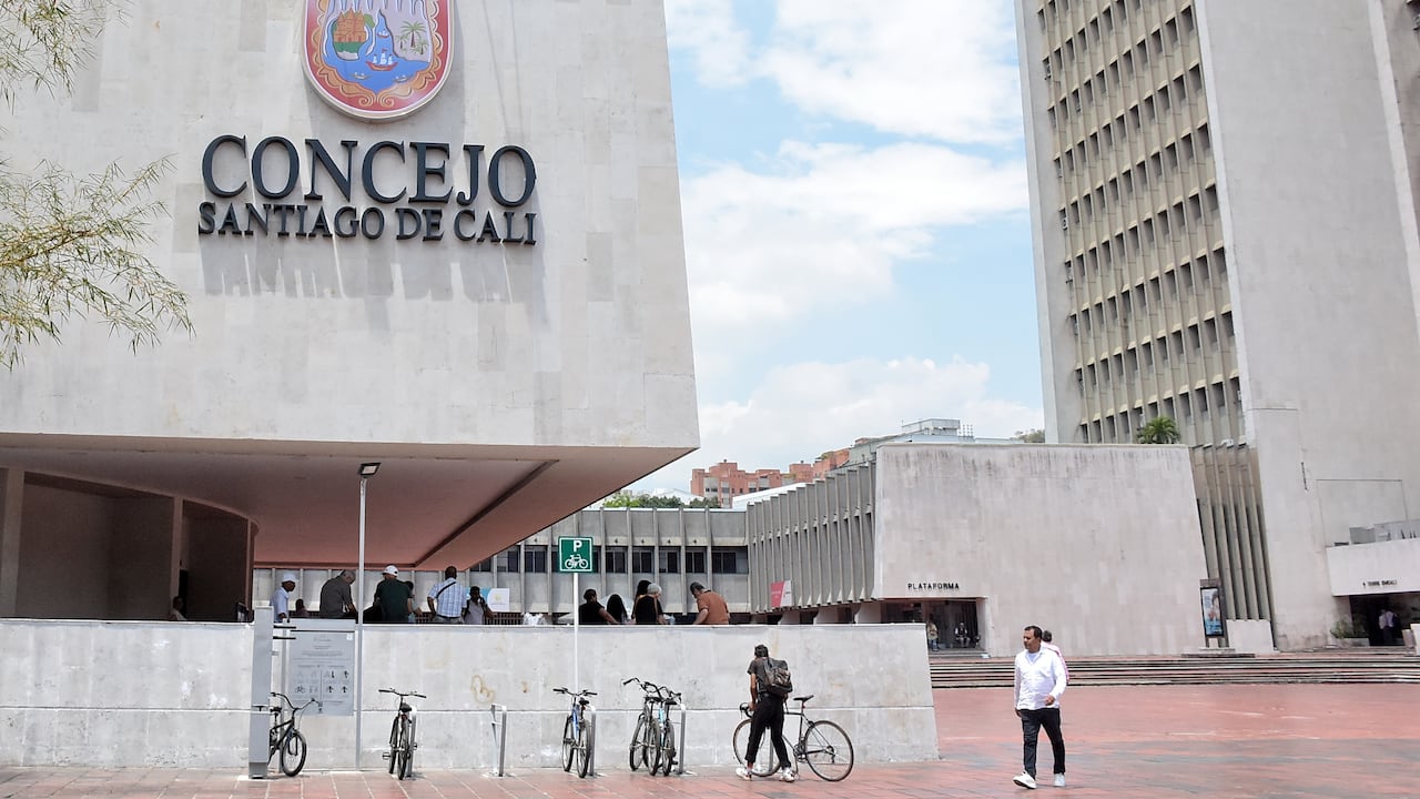 El Concejo de Cali adoptó el escudo del Municipio para darle identidad a la edificación que está ubicada dentro del Centro Administrativo Municipal CAM. El Presidente del Concejo, Carlos Andrés Arias Rueda, indicó que se trata de un aviso volumétrico tipo caja de luz, en lámina galvanizada que tiene como medidas 2.20 Metros de ancho, por 2,40 Metros de alto. “Mucha gente identifica la Alcaldía y Emcali, pero no el Concejo, con este aviso queremos decirles a los caleños, que aquí estamos para trabajar del lado de la gente y siempre dispuestos a escuchar los requerimientos ciudadanos dentro del marco del respeto y la tolerancia.