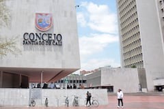 El Concejo de Cali adoptó el escudo del Municipio para darle identidad a la edificación que está ubicada dentro del Centro Administrativo Municipal CAM. El Presidente del Concejo, Carlos Andrés Arias Rueda, indicó que se trata de un aviso volumétrico tipo caja de luz, en lámina galvanizada que tiene como medidas 2.20 Metros de ancho, por 2,40 Metros de alto. “Mucha gente identifica la Alcaldía y Emcali, pero no el Concejo, con este aviso queremos decirles a los caleños, que aquí estamos para trabajar del lado de la gente y siempre dispuestos a escuchar los requerimientos ciudadanos dentro del marco del respeto y la tolerancia.