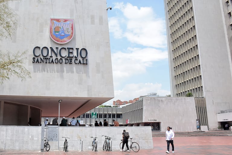 El Concejo de Cali adoptó el escudo del Municipio para darle identidad a la edificación que está ubicada dentro del Centro Administrativo Municipal CAM. El Presidente del Concejo, Carlos Andrés Arias Rueda, indicó que se trata de un aviso volumétrico tipo caja de luz, en lámina galvanizada que tiene como medidas 2.20 Metros de ancho, por 2,40 Metros de alto. “Mucha gente identifica la Alcaldía y Emcali, pero no el Concejo, con este aviso queremos decirles a los caleños, que aquí estamos para trabajar del lado de la gente y siempre dispuestos a escuchar los requerimientos ciudadanos dentro del marco del respeto y la tolerancia.