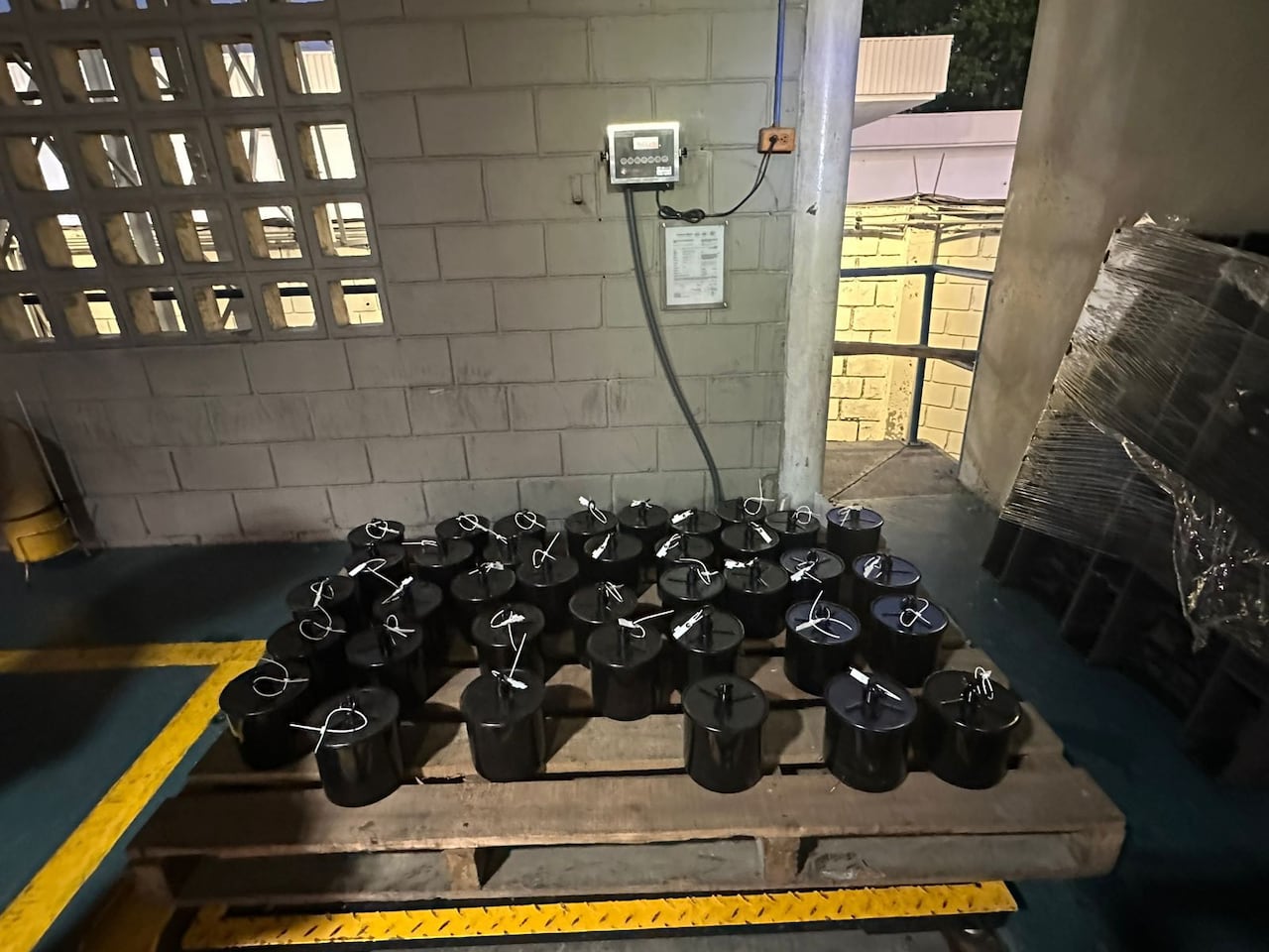 Golpe histórico al comercio ilegal de
mercurio líquido: La Policía Nacional
incauta 1,3 toneladas de mercurio en
el puerto de Cartagena