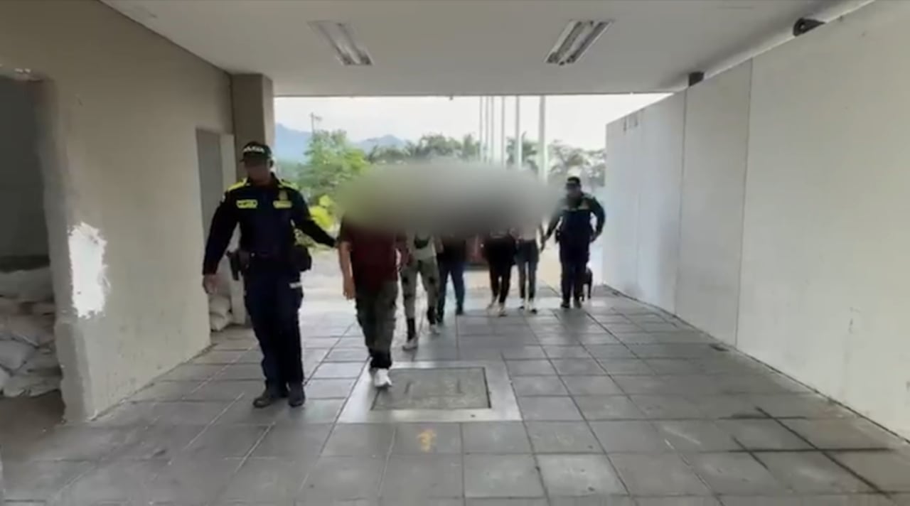 Durante el procedimiento, las autoridades encontraron artículos presuntamente robados y un arma de fuego.