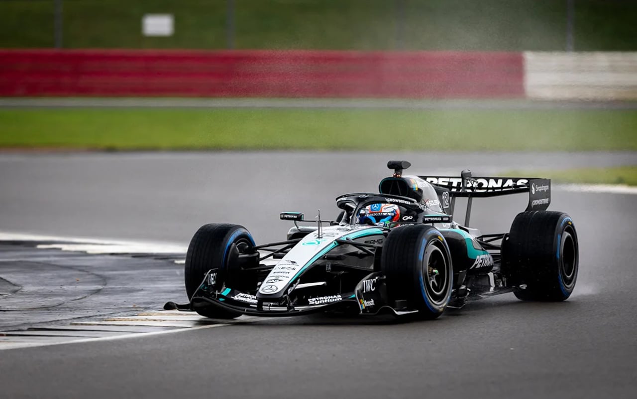 Kimi Antonelli en su nuevo Mercedes Benz.