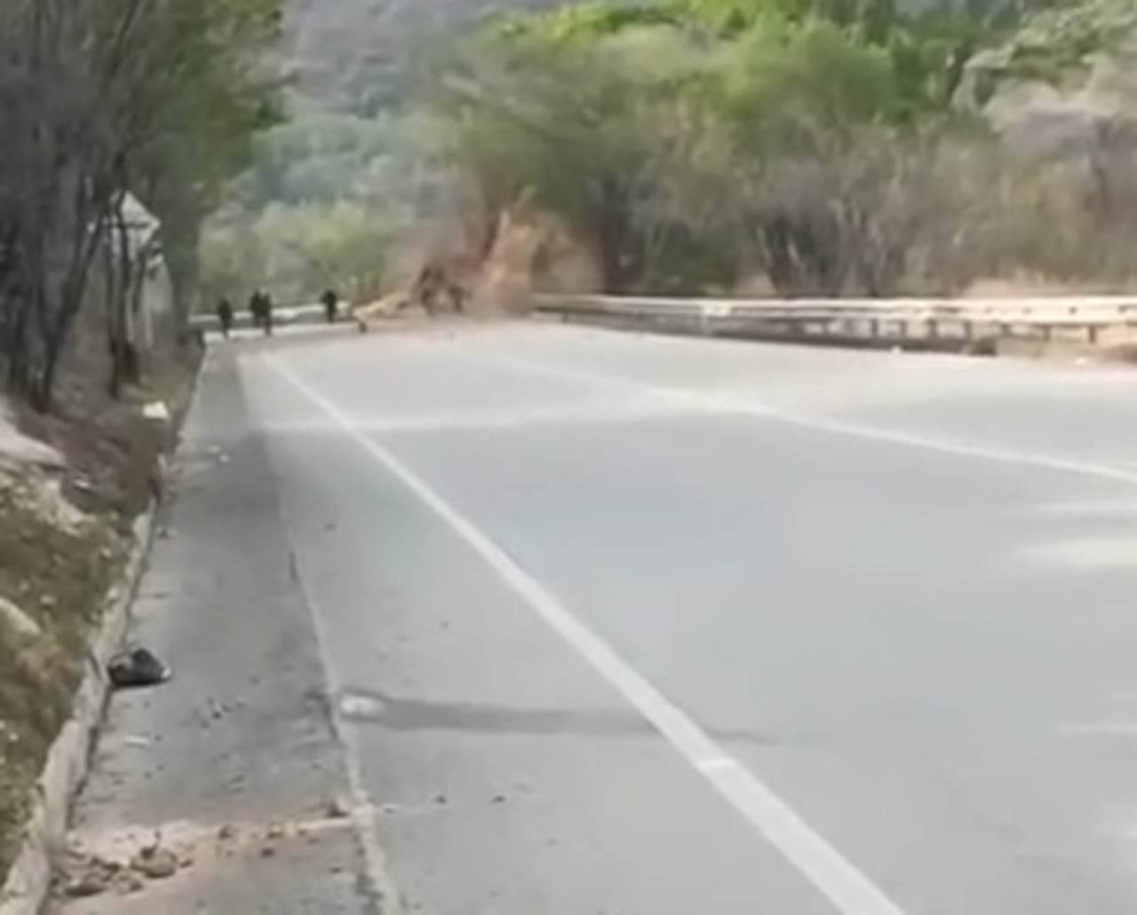Militares del Ejército Nacional acudieron a verificar la presencia de un elemento sospechoso en el sector de Remolinos, sobre la vía Panamericana entre Popayán y Pasto.