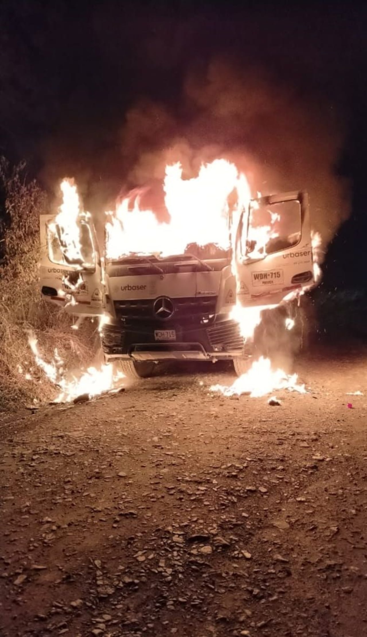 Aunque el camión fue destruido, los operarios y el conductor resultaron ilesos tras ser obligados a descender del vehículo.