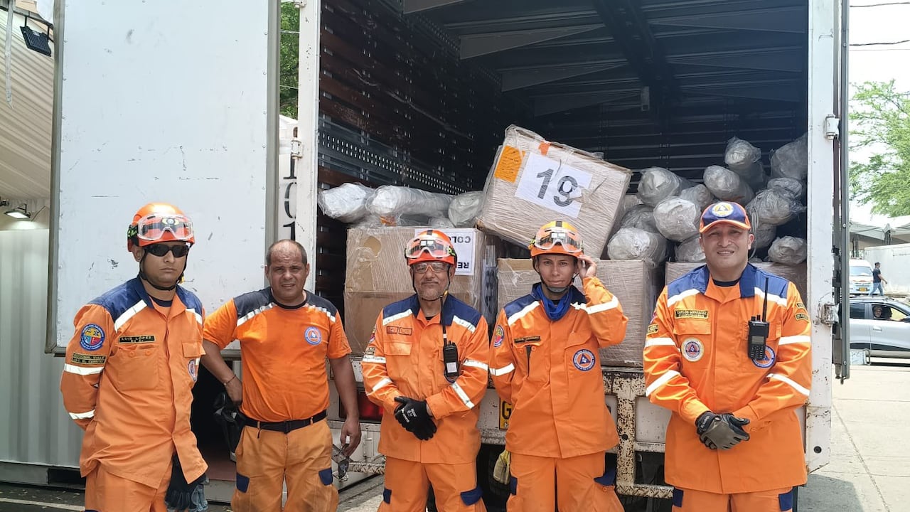 Rescatistas peruanos entregaron 50 carpas especializadas a la Cruz Roja Colombiana y la Defensa Civil para apoyar las labores de atención tras el terremoto que afectó a Cali.