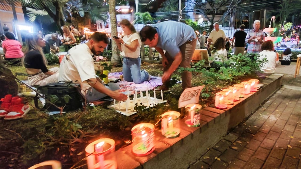 En parques, andenes y antejardines los caleños encienden sus velas.