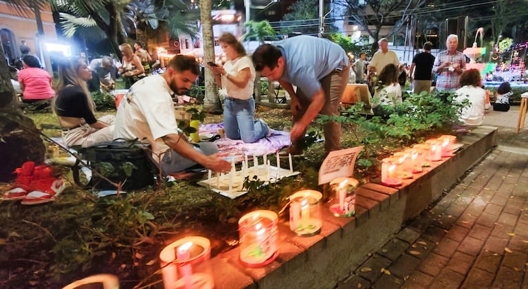 En parques, andenes y antejardines los caleños encienden sus velas.