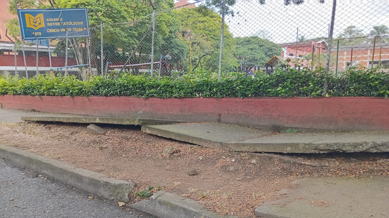 Residentes del sector aseguran que el deterioro del andén dificulta el paso de estudiantes, adultos mayores y demás peatones frente al Colegio Reyes Católicos.