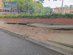 Residentes del sector aseguran que el deterioro del andén dificulta el paso de estudiantes, adultos mayores y demás peatones frente al Colegio Reyes Católicos.