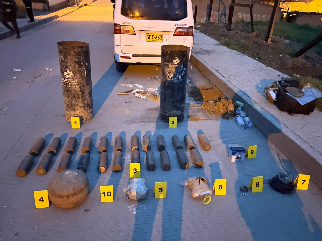 Los dos hombres capturados en flagrancia, quienes registran anotaciones en el SPOA por delitos como rebelión, tráfico de armas de fuego y tráfico de migrantes, fueron dejados a disposición de la autoridad competente.